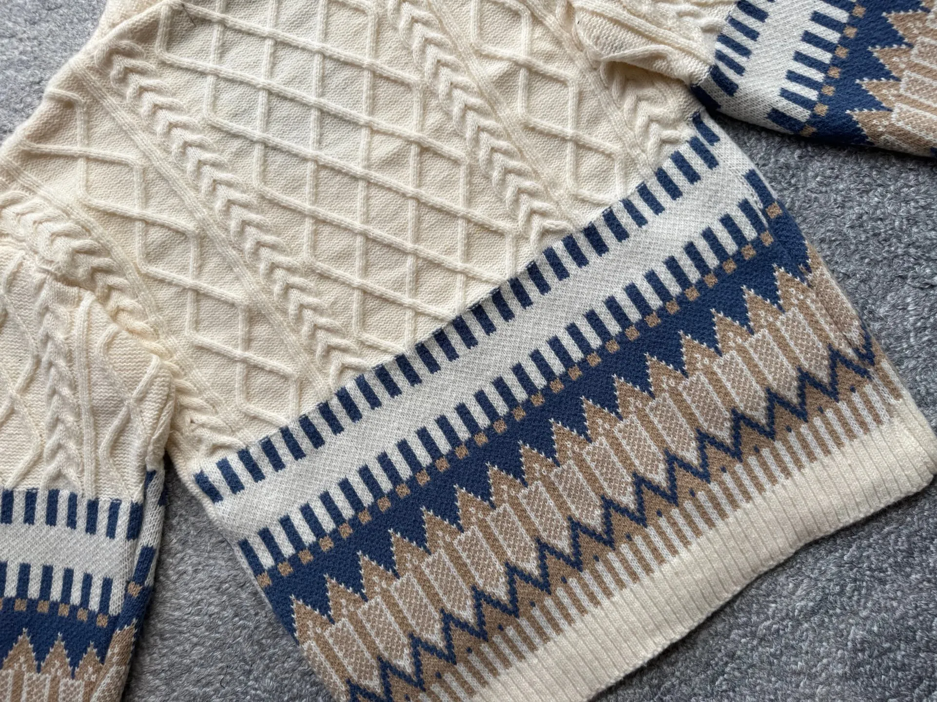 P220 Ralph Lauren old money style cable sweater. The end of the sweater must be twisted! Want to go for an American retro style but are afraid of using too much force? This cable cardigan can be called a "retro dressing cheat"~ ▫️Cable workmanship = the king of retro atmosphere: the three-dimensional cable pattern replicates the texture of American vintage clothes, not deliberately to look old, but with a "sensation of luxury accumulated over time". The moment you put it on, you have the "smell of a male protagonist in a campus movie", and the hair tie was praised as "clothes cheating" when taking photos~ ▫️It doesn't matter your body shape but also hides a lot of fat. It can also be worn by boys with broad shoulders and slightly fat, V The collar can also modify the neck line, making the person look more upright~ Wear it under a coat/down jacket in winter, revealing the cable ties and small red labels, and the sense of layering is directly stunning~ It is perfect with sneakers and leather shoes. American boys rush with their eyes closed, and directly reorganize their wardrobe~ Color: Navy Blue Apricot Size S Height 165-170CM Weight 110-125 M Height 170-175CM Weight 125-140 L Height 175-185CM Weight 140-155